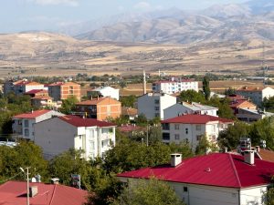 Panoramic view of Kovancılar town with red-roofed buildings against a backdrop of mountains in Elazığ, Türkiye. — A Fresh App